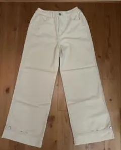 クリームベージュ　デニムパンツ