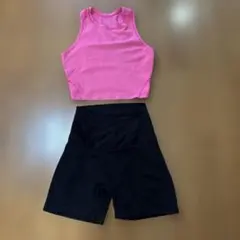 ピンクノースリーブクロップトップと黒ショートパンツセットS