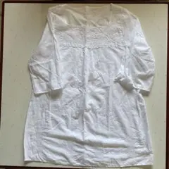 【値下げしました】ホワイト刺繍入り五分袖チュニックのサムネイル