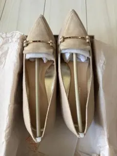 ベージュ ポインテッドトゥパンプス ゴールド金具