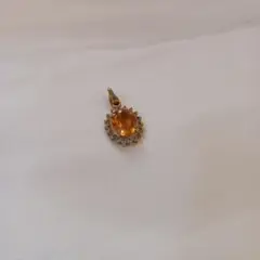 ペンダントトップ　黄色の石