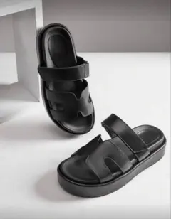 厚底ブラックサンダル ストラップ付き