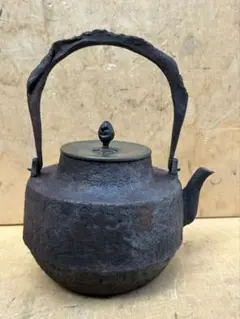 【時代鉄瓶】三葉葵紋 四方形鉄瓶 銅蓋 茶道具 煎茶道具 急須 湯沸 骨董品 時代鉄瓶】三葉葵紋四方形鉄瓶銅蓋茶道具煎茶道具急須湯沸骨董品