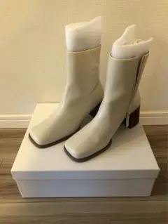 新品　Mila Owen ミラオーウェン　ブーツ　ホワイトのサムネイル