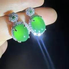 ミャンマー天然A貨、大粒ハイアイス種正陽緑翡翠ピアス　天然ネコメが鮮やかに煌めく