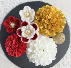 花飾り Uピンセット 赤 白 金　かすみ草付き