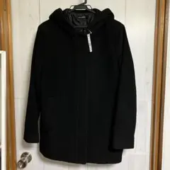 黒いフード付きウールコート