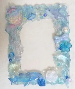 ✨海洋テーマ水色ホイップデコ✨ハンドメイド　トレカケースデコ　硬質ケースデコ　苺