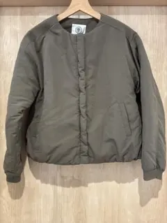 オリーブ色　ノーカラージャケット