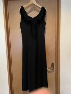 レース装飾付き黒ロングドレス