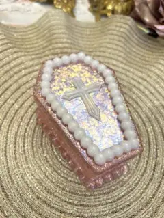ピンクの棺型収納ボックス