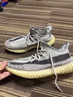 即日発送可能。最終価格。Yeezy 350 V2 グレー/ベージュのサムネイル