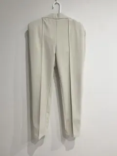 クリーム色 スリムフィット スラックスelura ホワイトパンツ