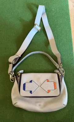 アニヤ・ハインドマーチ グレー 矢印デザイン ショルダーバッグ