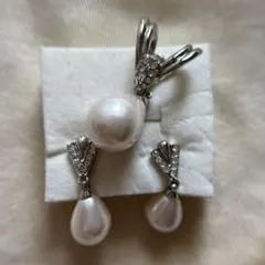 AVON ネックレストップ　チャーム　パール　イヤリング　セット