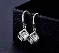 立体　スクエア　ジルコニア　 シルバー　フックピアス　アクセサリー　レディース