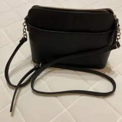 黒のジッパー付きショルダーバッグ