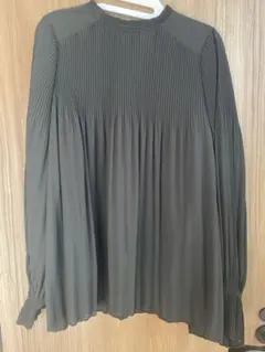 ヤマダヤ、ラディエイト。ブラックプリーツデザイン 長袖Aラインブラウス