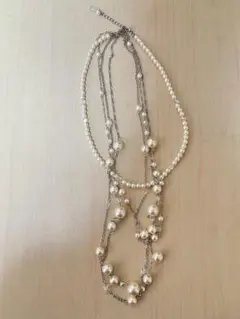 パールと金属チェーンの多層ネックレス
