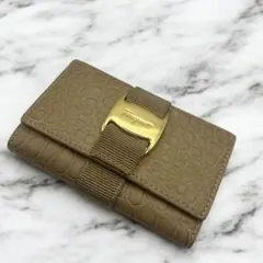 Salvatore Ferragamo　キーケース　ベージュ クロコ型押し