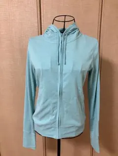 ユニクロの水色のパーカー