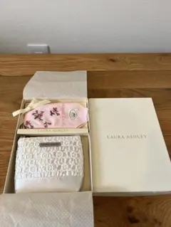 新品　LAURA ASHLEY ローラアシュリー　花柄ポーチ　ハンカチ　セット