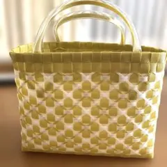 ヤマブキ色とホワイトのかごバッグ　ppバンド ハンドメイド　ビニールバック