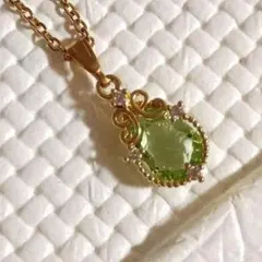 緑色の宝石ペンダントネックレス