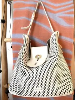 FURLA フルラ ショルダーバッグ パンチングレザー ホワイトのサムネイル