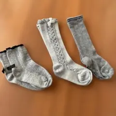 グレーのリボン付きキッズ靴下3セット