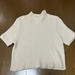 クリーム色リブ編みハイネック半袖ニット
