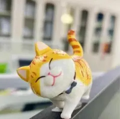 オレンジと白の猫フィギュア