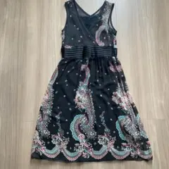 ワンピース　ノースリーブ　ひざ丈　黒　花柄　valet Mサイズのサムネイル