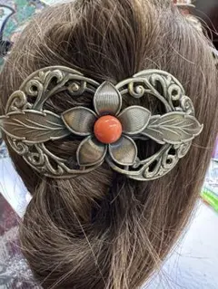 天然赤珊瑚付き　ヴィンテージ風花デザイン　素敵なバレッタ