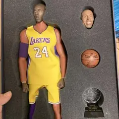 Kobe Bryant フィギュアセット 8番と24番 非売品 試合会場配布 - メルカリ
