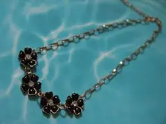 未使用 お花モチーフ ビジュー付き ネックレス ゴールド×黒系