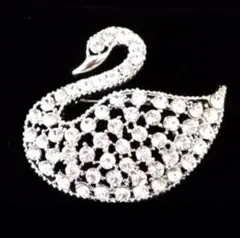 新品⭐️スワロフスキーカットガラスを使用したブローチ