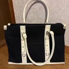 黒いキャンバストートバッグ