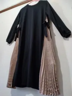 ラ*ネ様 黒とベージュのプリーツ ワンピース M 美品