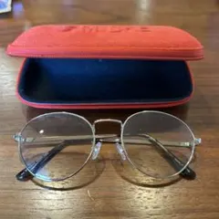 薄い色付きファッショングラスとメガネケース