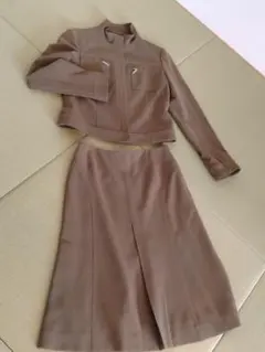 ブラウン ジャケットとスカートのセットアップ