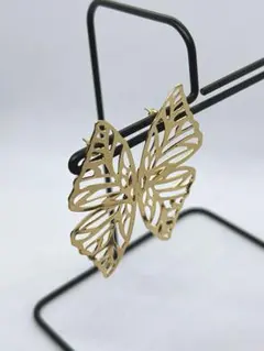ゴールド バタフライ ピアス｜透かしデザイン 蝶 モチーフ