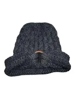 ダークグレー ケーブル編みニット帽 ウッドボタン付き (1)