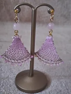 《46》三角（薄桃×ベージュゴールド）ニャンドゥティイヤリング　天然石