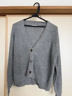 グレーのリブ編み長袖カーディガン