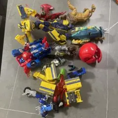 多様なフィギュアセット（ロボット、恐竜、その他）