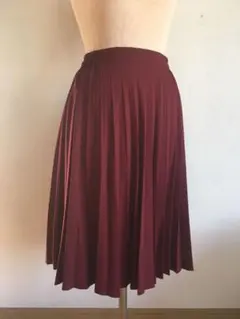 アースミュージックアンドエコロジー 膝下丈プリーツスカート 色:ボルドー
