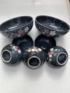 黒地に花柄の陶器ボウルセット
