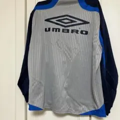 美品umbroメンズサッカージャージトップスサイズS グレーネイビー
