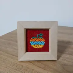 ハンドメイド　こぎん刺し　リンゴ　木製フレーム